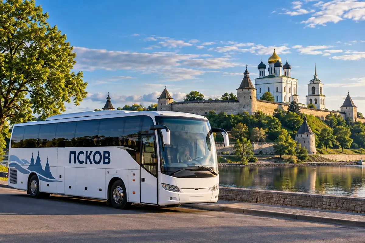 Пассажирский автобус Псков на фоне города Пскова